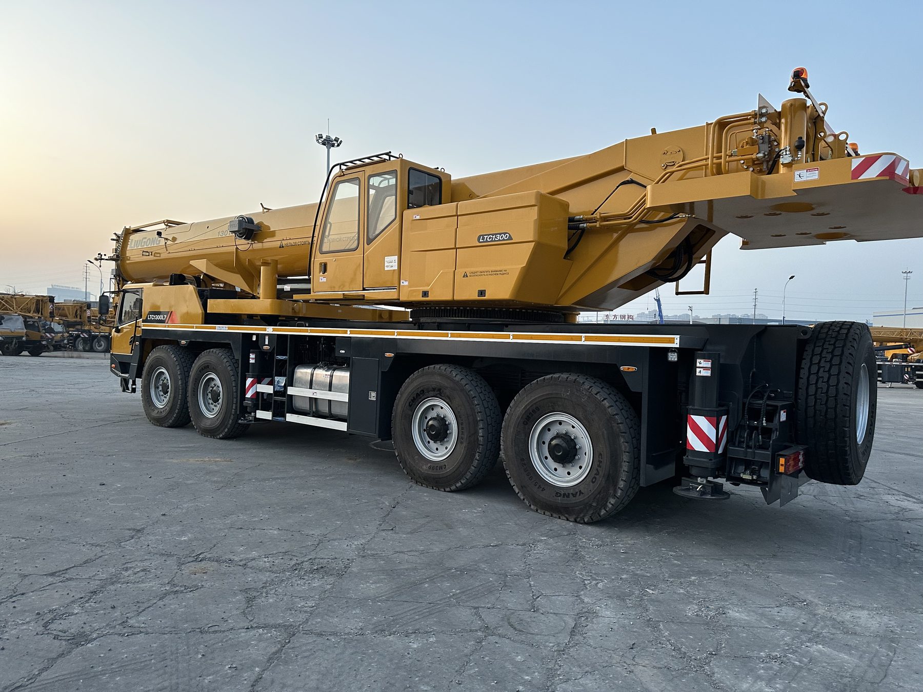 Автокран LiuGong LTC1300L7