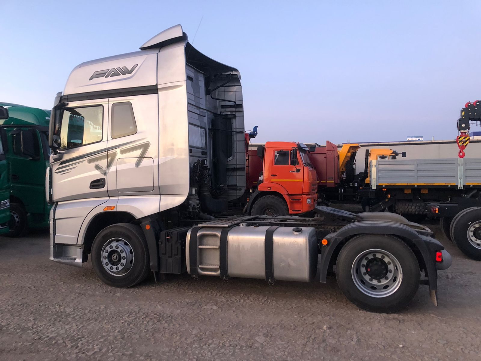 FAW J7 4x2 Седельный тягач FAW J7 4x2 Седельный тягач