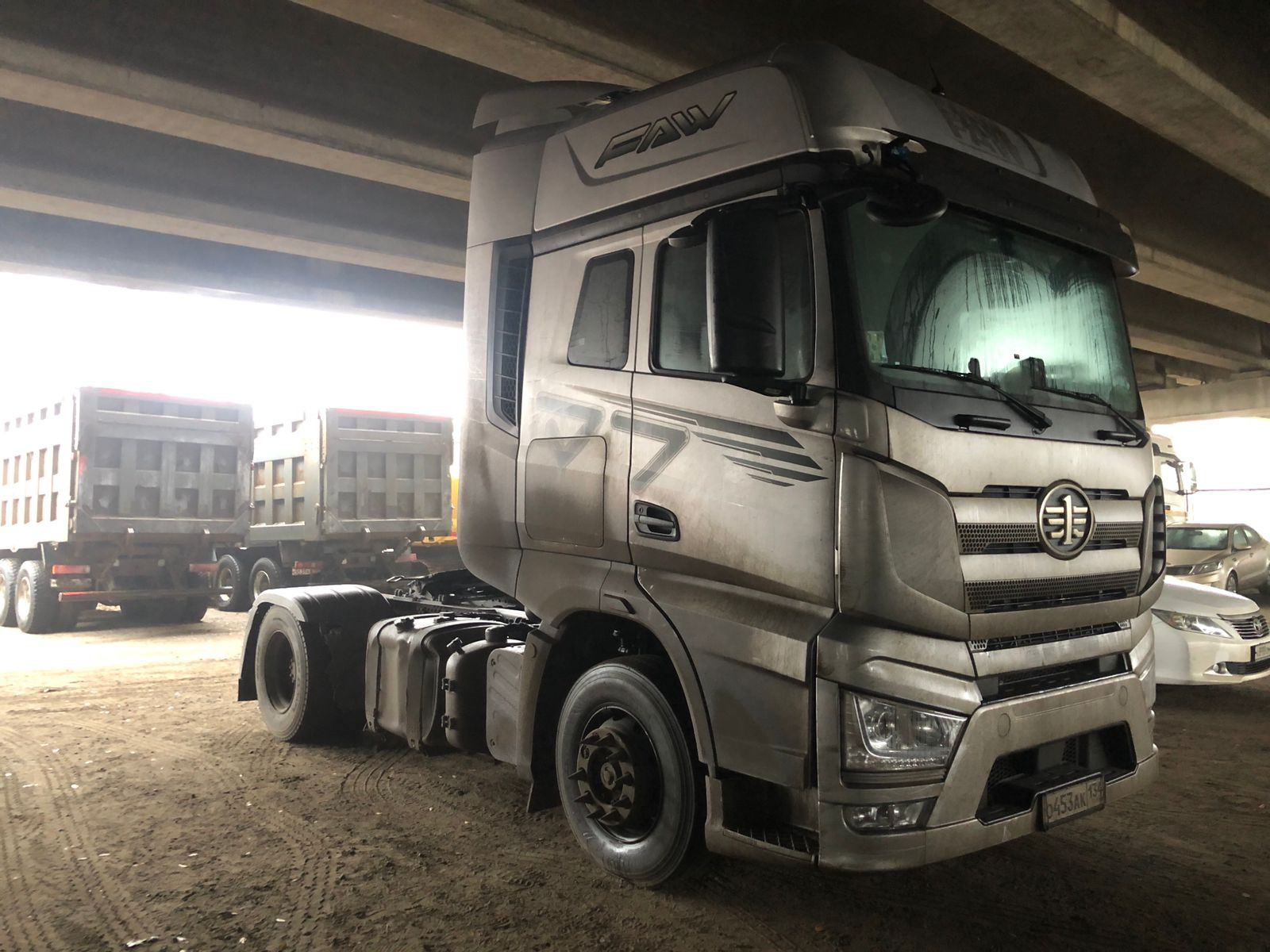 FAW J7 4x2 Седельный тягач FAW J7 4x2 Седельный тягач