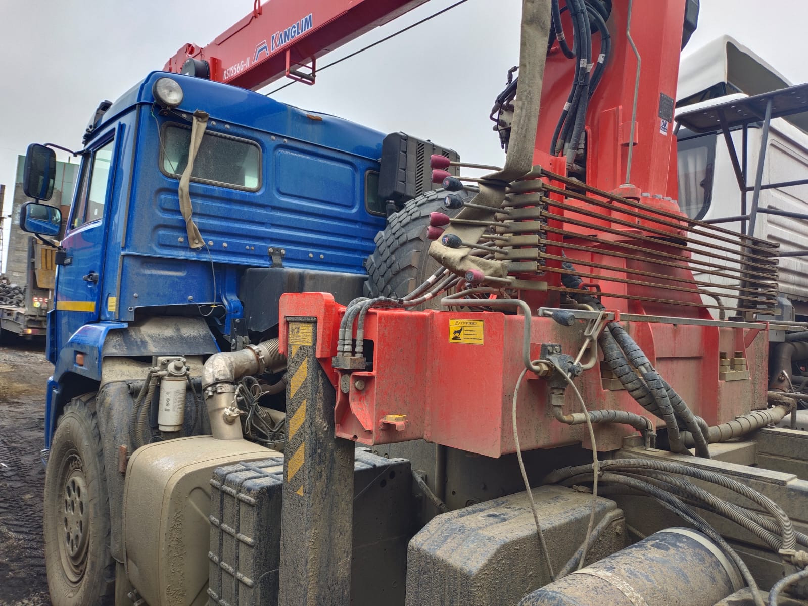 СПМ 732704 на шасси КамАЗ 43118 6x6 Седельный тягач с КМУ СПМ 732704 на шасси КамАЗ 43118 6x6 Седельный тягач с КМУ