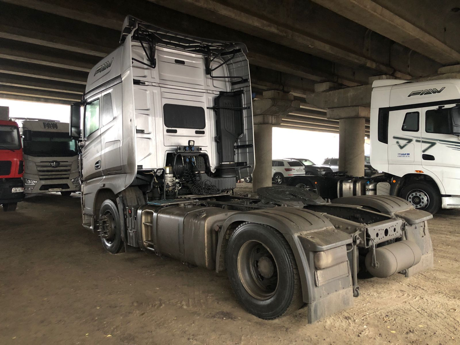 FAW J7 4x2 Седельный тягач FAW J7 4x2 Седельный тягач