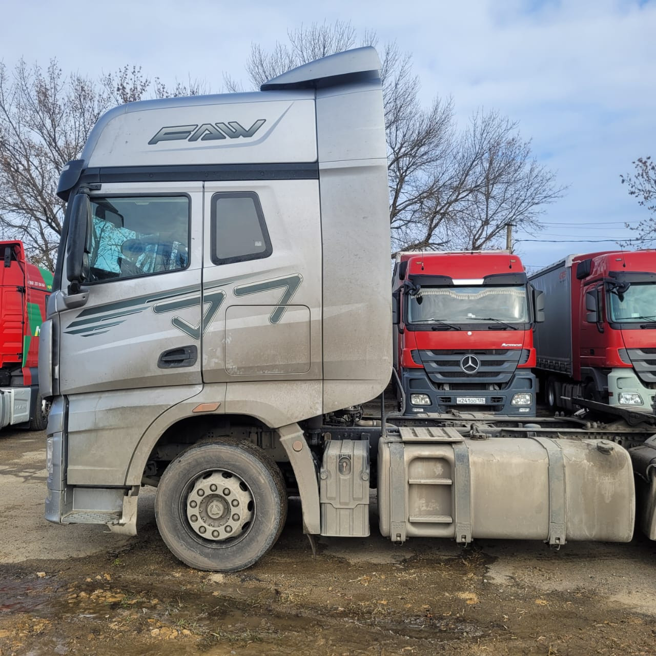 FAW J7 4x2 Седельный тягач FAW J7 4x2 Седельный тягач