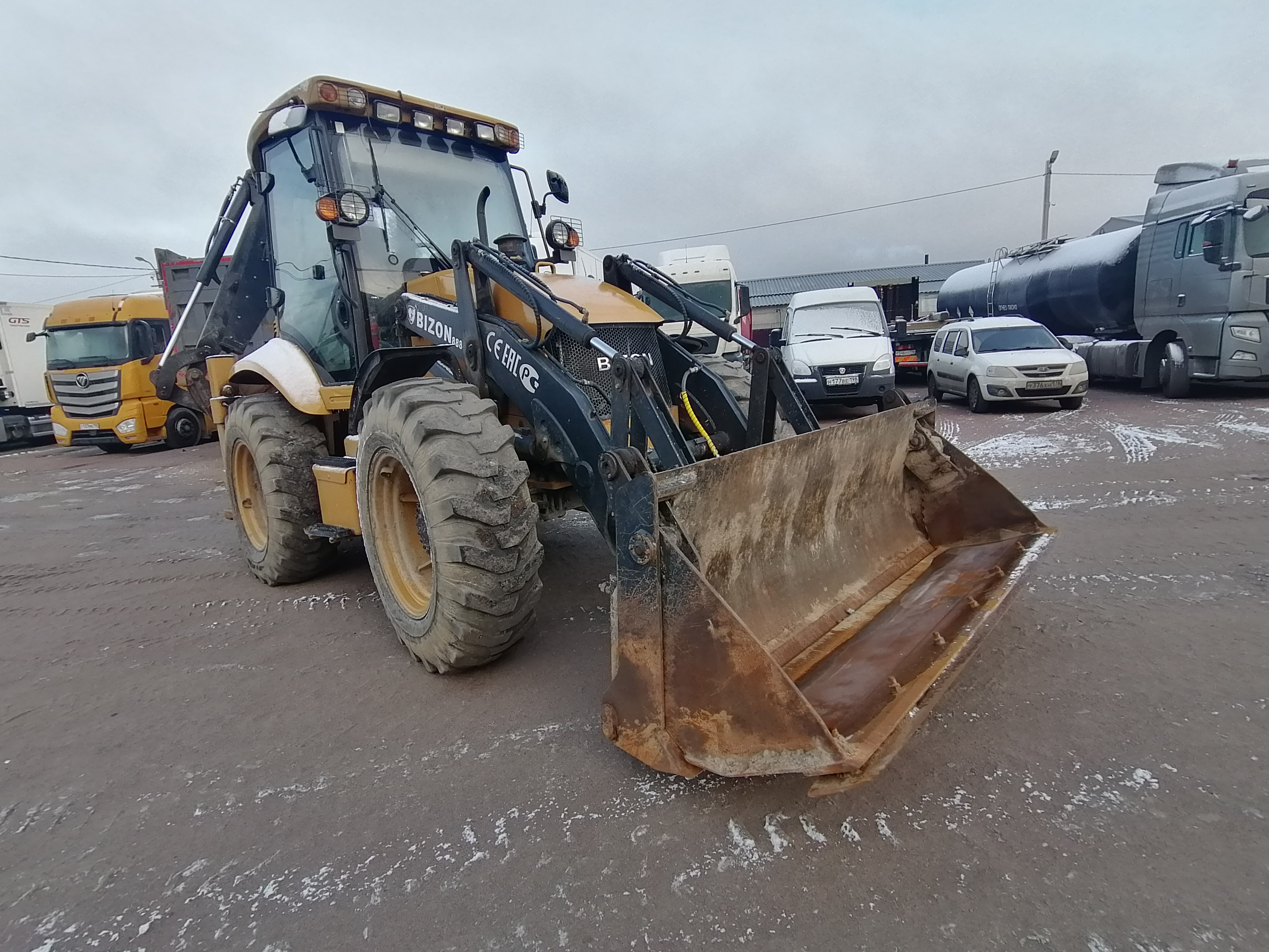 BIZON 888 Экскаватор-погрузчик