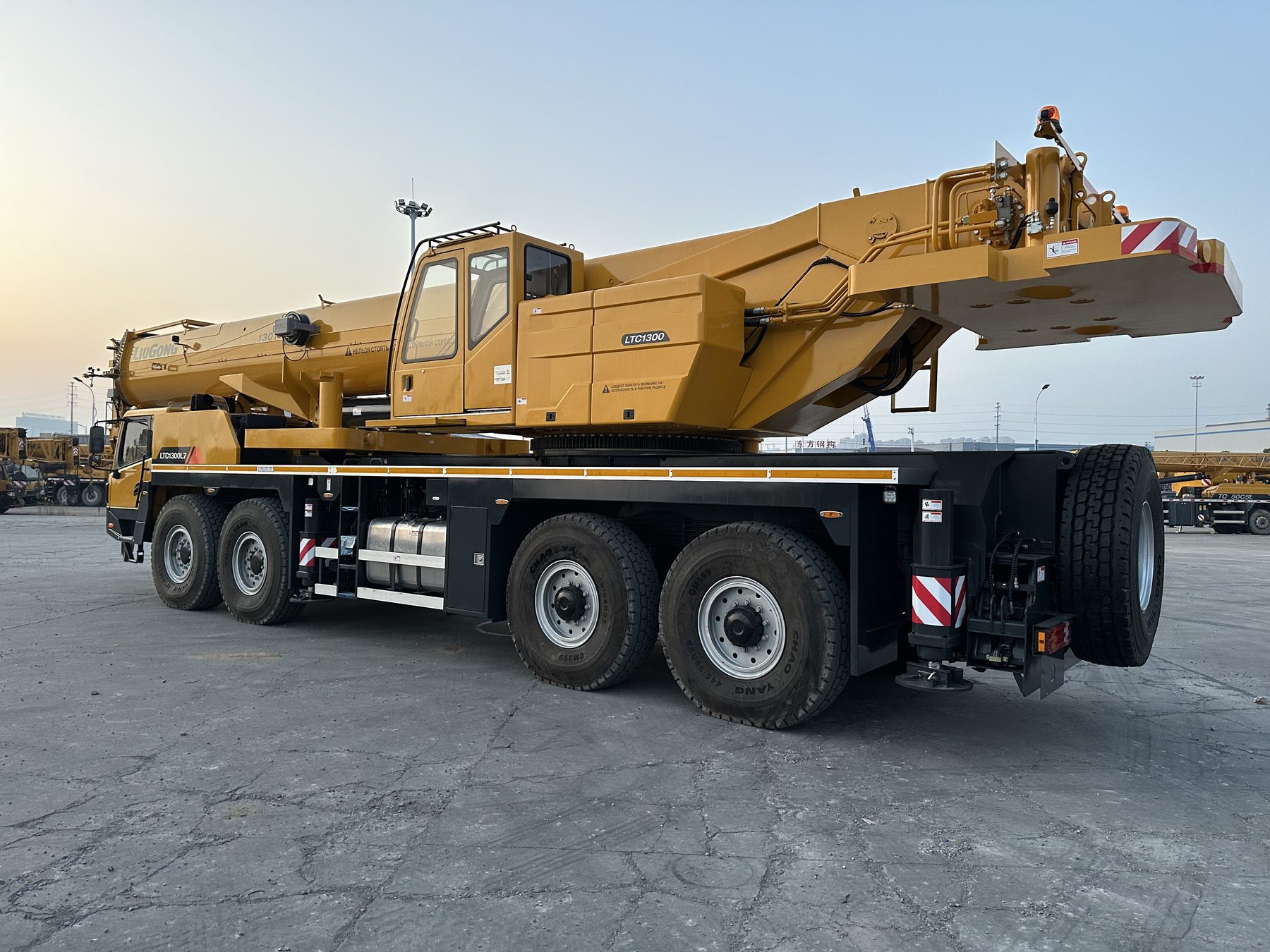Автокран LiuGong LTC1300L7