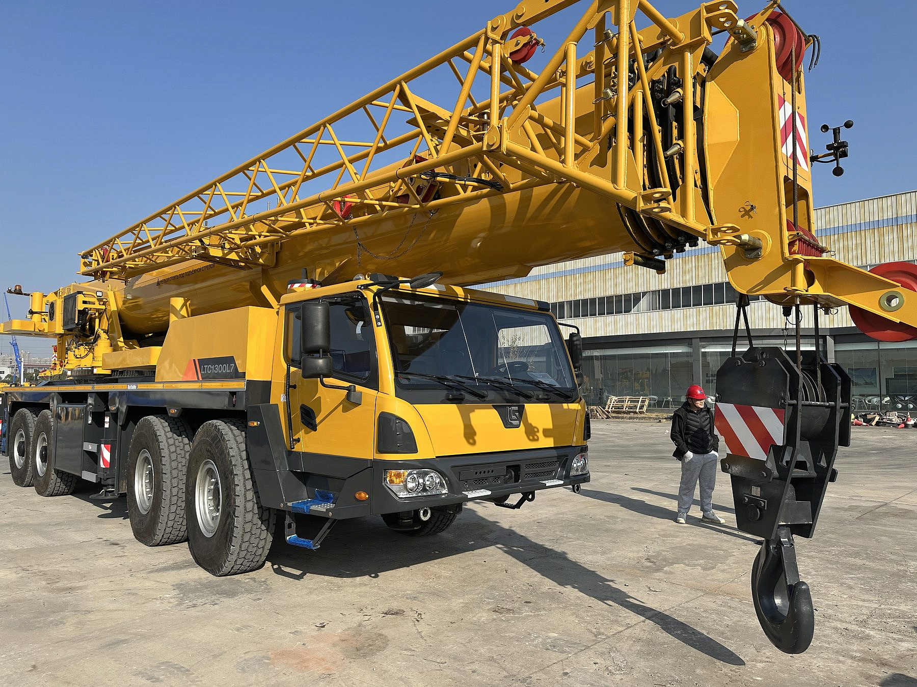 Автокран LiuGong LTC1300L7